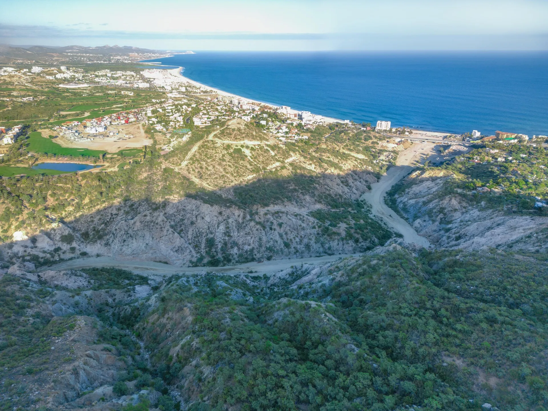 Undeniably one of the finest development parcels left in San Jose del Cabo, Montecito offers an elevated 55,414 square meters of jetliner views.
