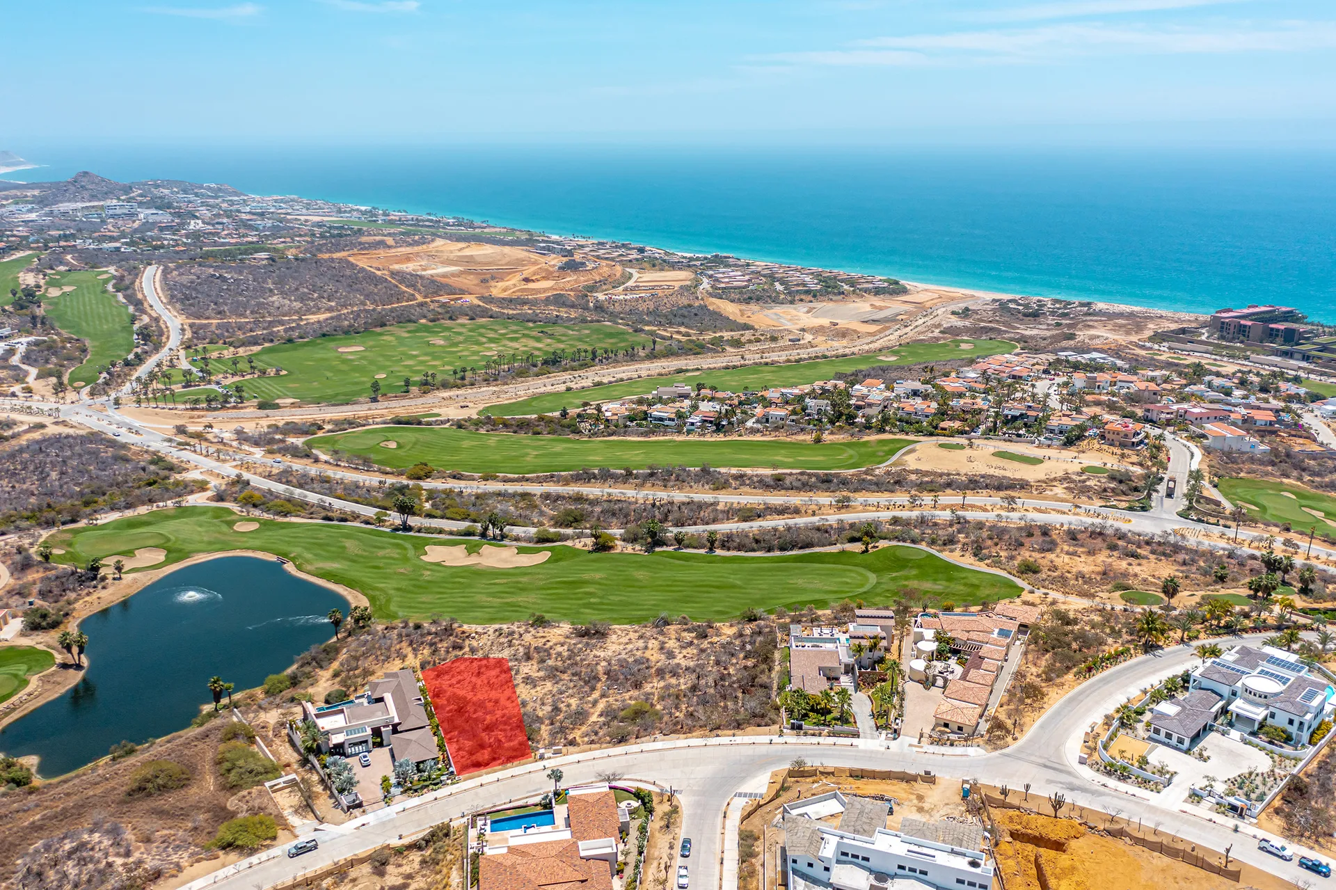 Homesite 57 overlooks the fairways and one of the lakes of the Puerto Los Cabos golf course, to the blue ocean.