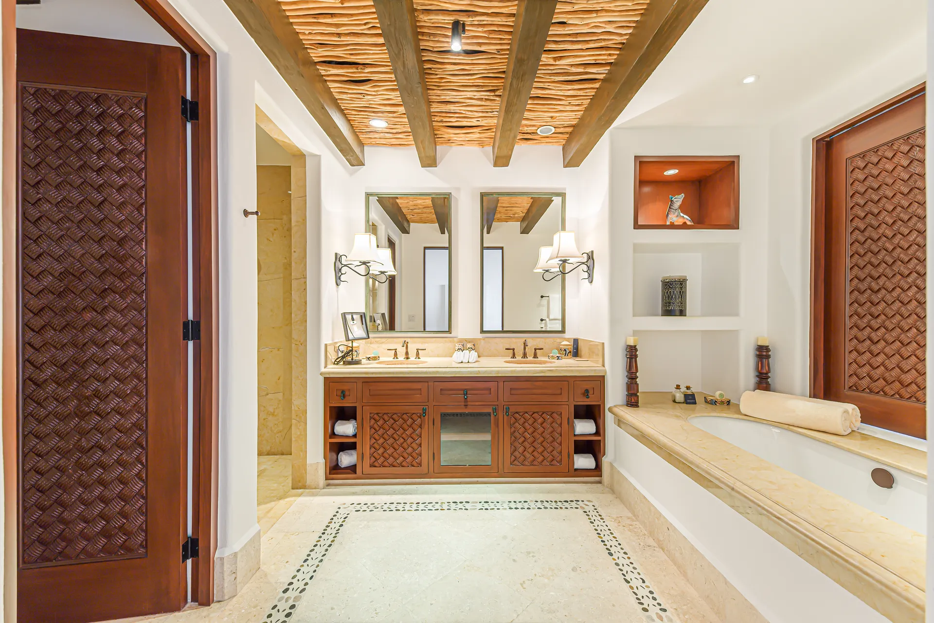 Las Ventanas 7201 is a luxury three-bedroom Rosewood branded residence in Los Cabos, Mexico.